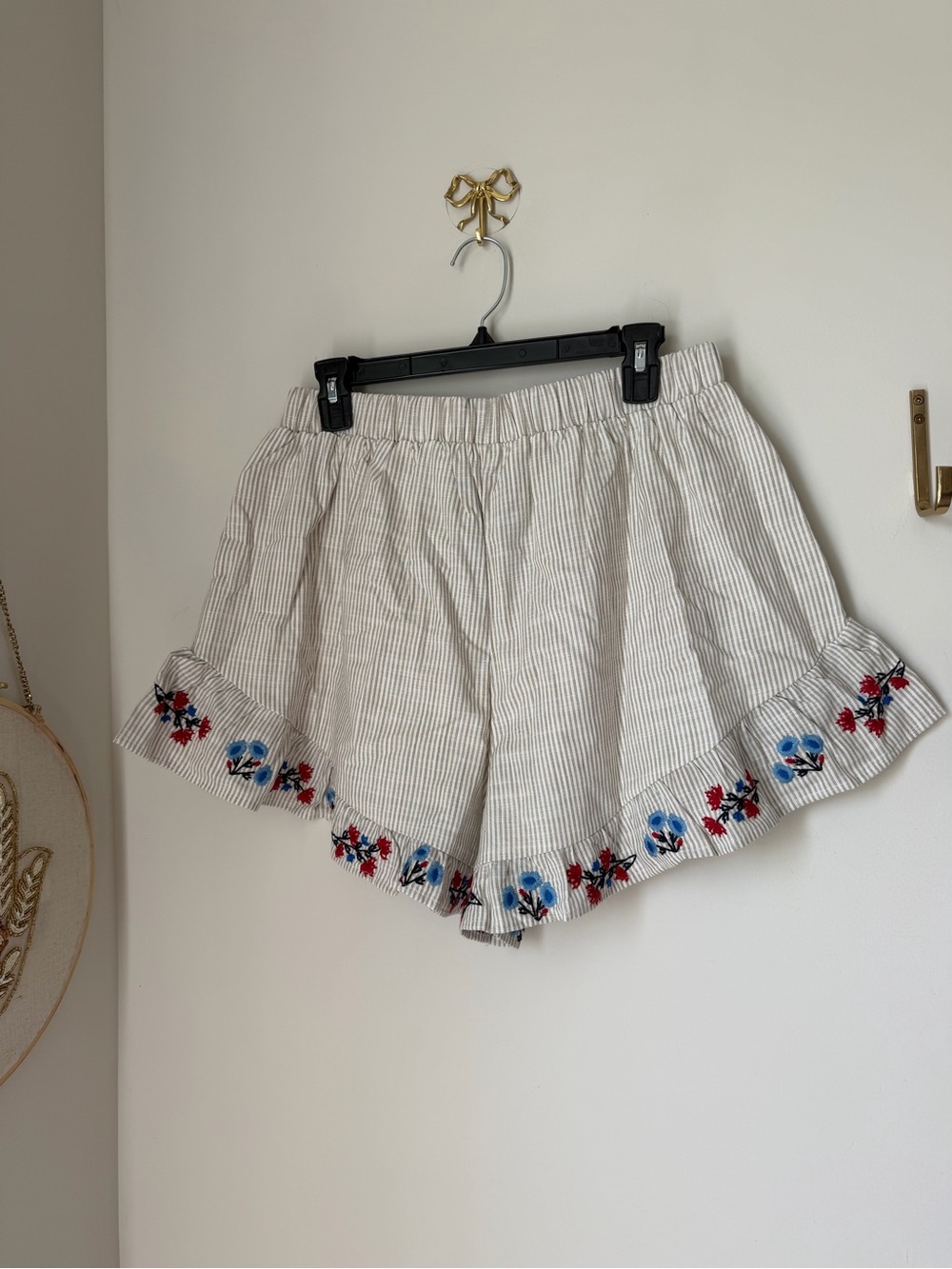 White brown pinstriped floral embroidery cotton Shorts - Picture 3 of 4